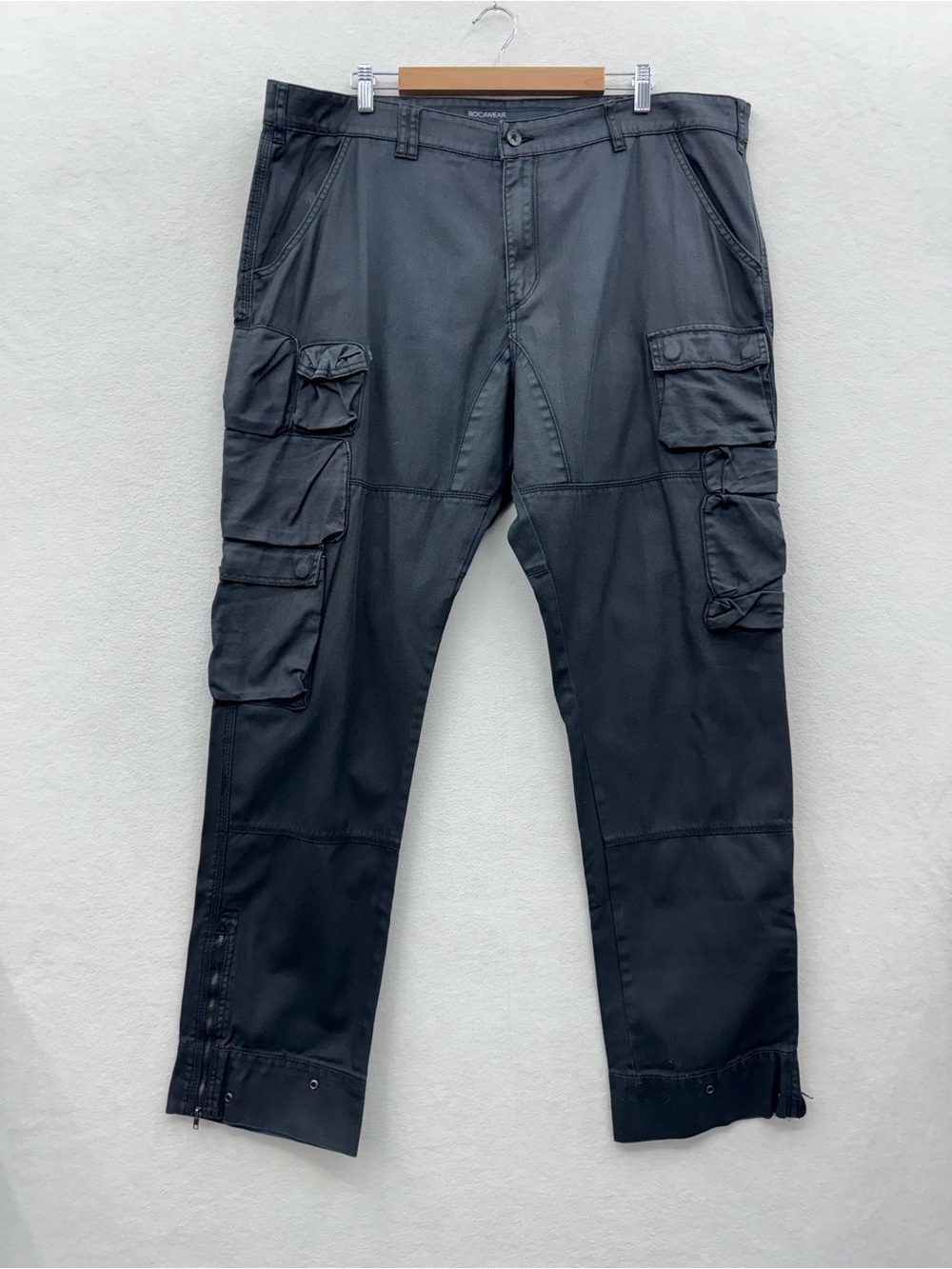 Rocawear Men’s 42W Black Oiled Look Baggy Cargo Straight Fit 90s Y2K